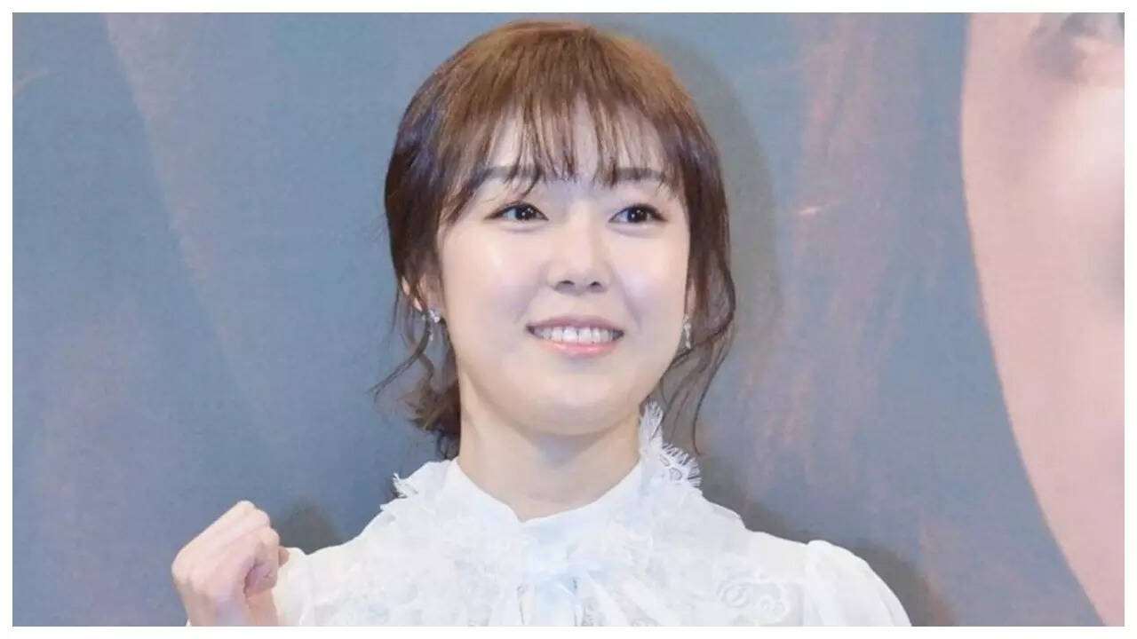 Kang Seo Ha smiling on set during a TV drama shoot before her death from stomach cancer