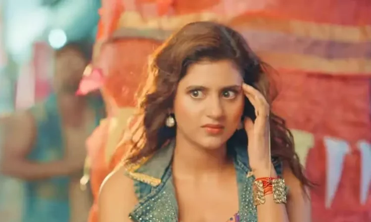 Anjali Arora and Raju Kalakaar in a dramatic pose from the Dil Pe Chalai Churiya remix music video