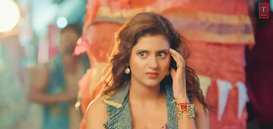 Anjali Arora and Raju Kalakaar in a dramatic pose from the Dil Pe Chalai Churiya remix music video