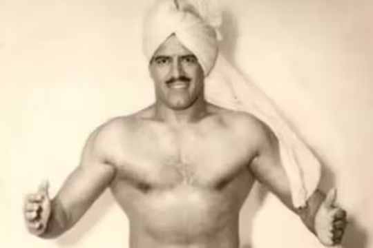 Dara Singh lifting 200-kg King Kong during a legendary wrestling match