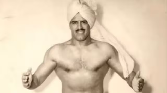 Dara Singh lifting 200-kg King Kong during a legendary wrestling match