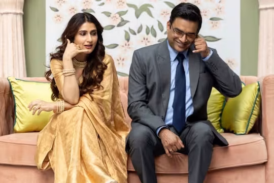 R Madhavan and Fatima Sana Shaikh in Aap Jaisa Koi movie scene from the romantic comedy