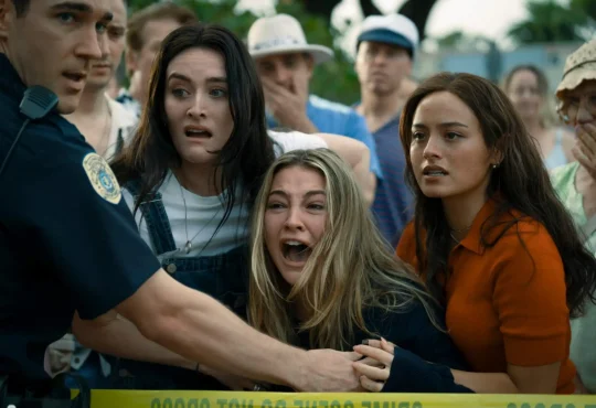 Cast of I Know What You Did Last Summer standing on Southport boardwalk in horror movie scene