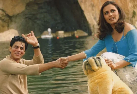 SRK fixes Rani Mukerji’s hair and holds her pallu at 71st National Awards