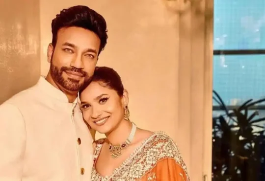 Vicky Jain showing his injured hand after the accident, with Ankita Lokhande supporting him