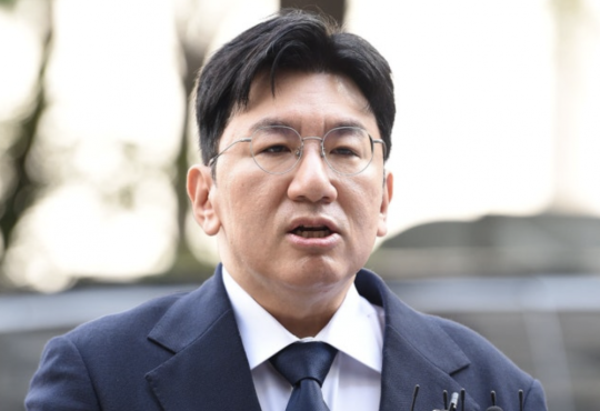 Bang Si Hyuk arriving at police station amid fraud investigation, HYBE chairman apologizing publicly