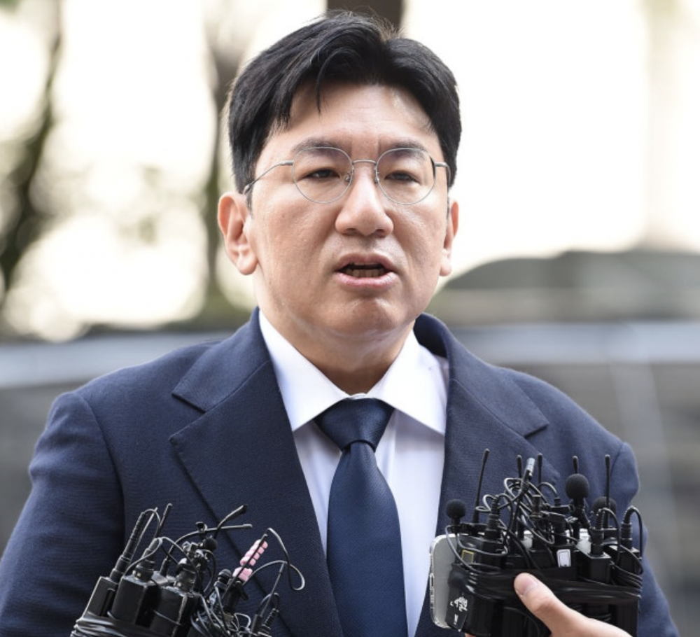 Bang Si Hyuk arriving at police station amid fraud investigation, HYBE chairman apologizing publicly