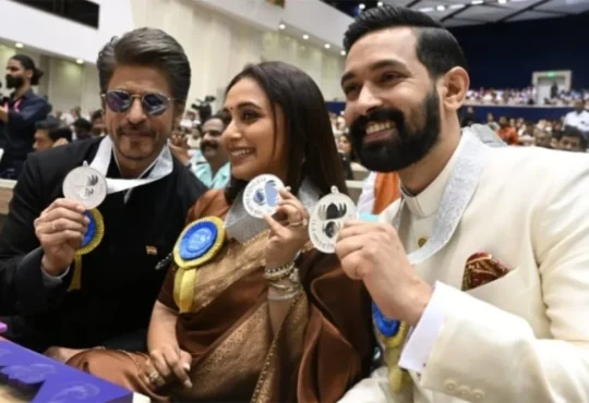 Vikrant Massey and Shah Rukh Khan receiving Best Actor Award at 71st National Film Awards
