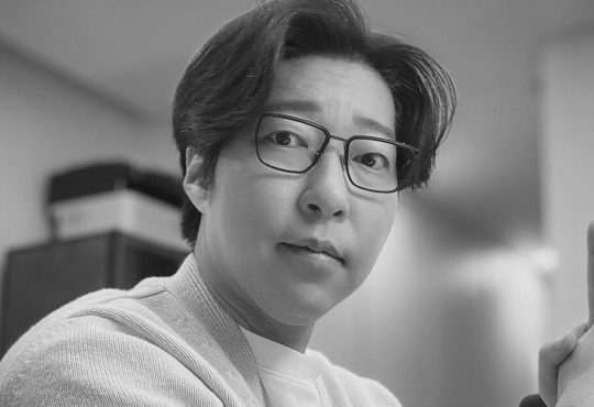 Korean YouTuber Great Library recording a video in his studio