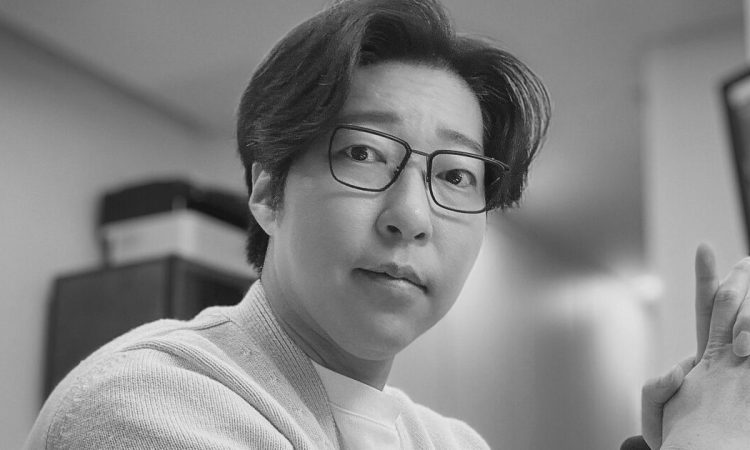 Korean YouTuber Great Library recording a video in his studio