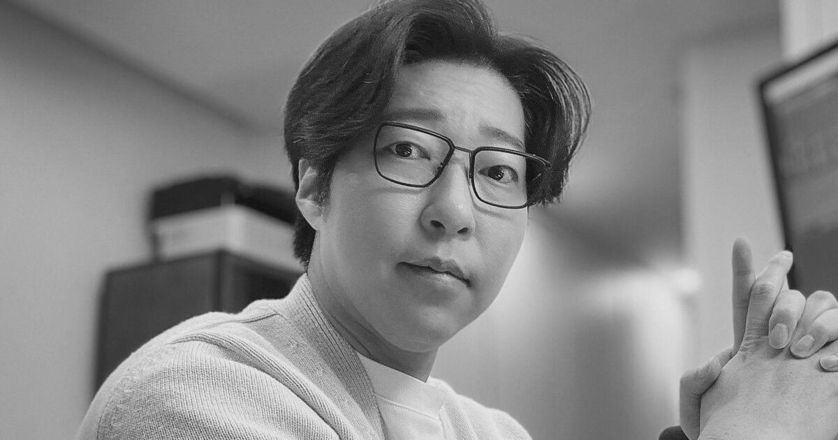 Korean YouTuber Great Library recording a video in his studio