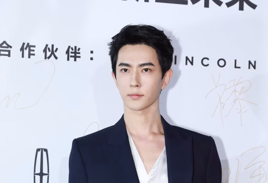 Fans reacting online to Yu Menglong death hoax, highlighting social media misinformation