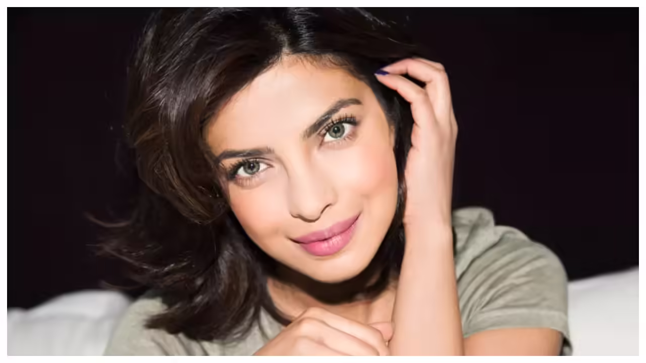 Bollywood actress Anaya Mehra posing on red carpet, symbolizing her hidden love and career struggles