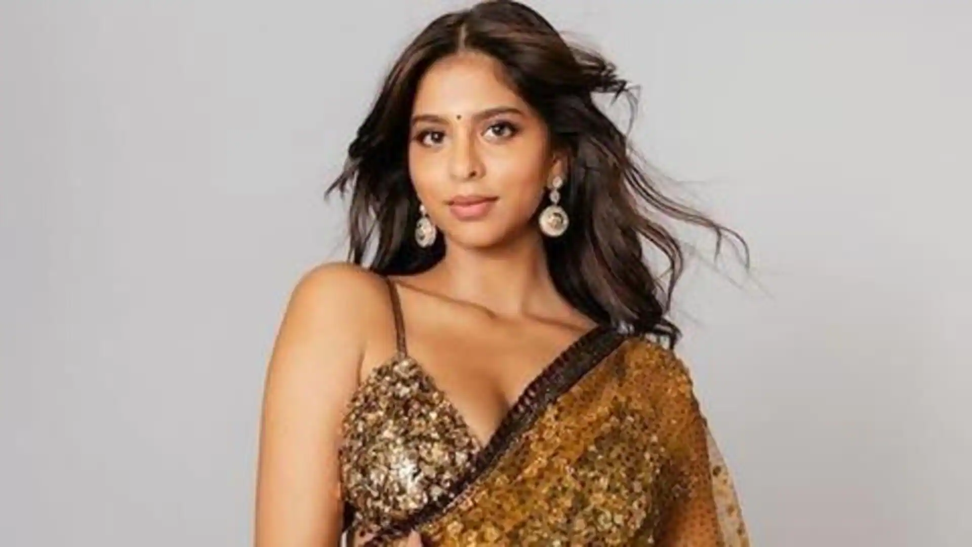 Suhana Khan’s first look from King on the Poland set, dressed in casual attire with a ponytail, sparking fan excitement