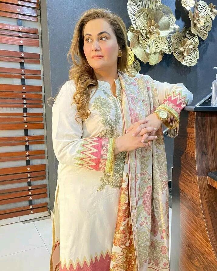 Pakistani actress Nargis with visible bruises after being beaten by her husband