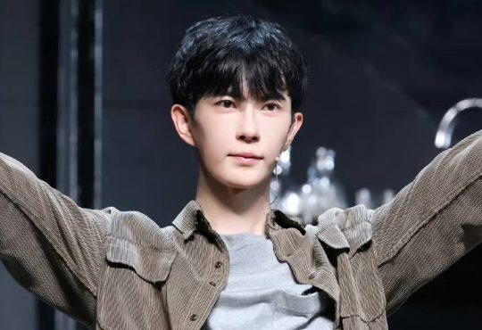 Yu Menglong posing at a public event amid rumors about his death and the demonic agent controversy