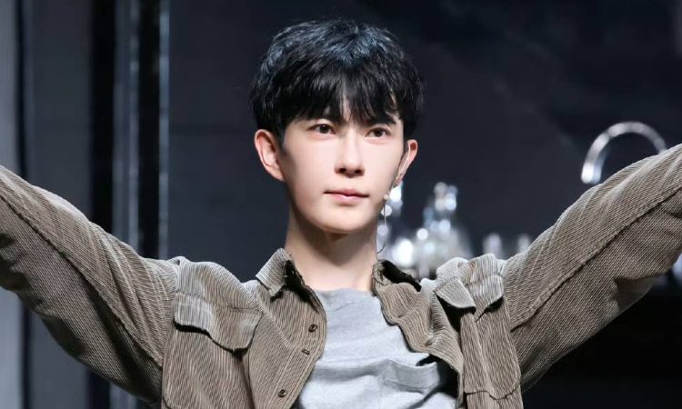 Yu Menglong posing at a public event amid rumors about his death and the demonic agent controversy