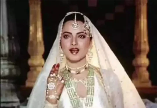 Rekha smiling at a red carpet event, Bollywood diva, love life and lost marriage