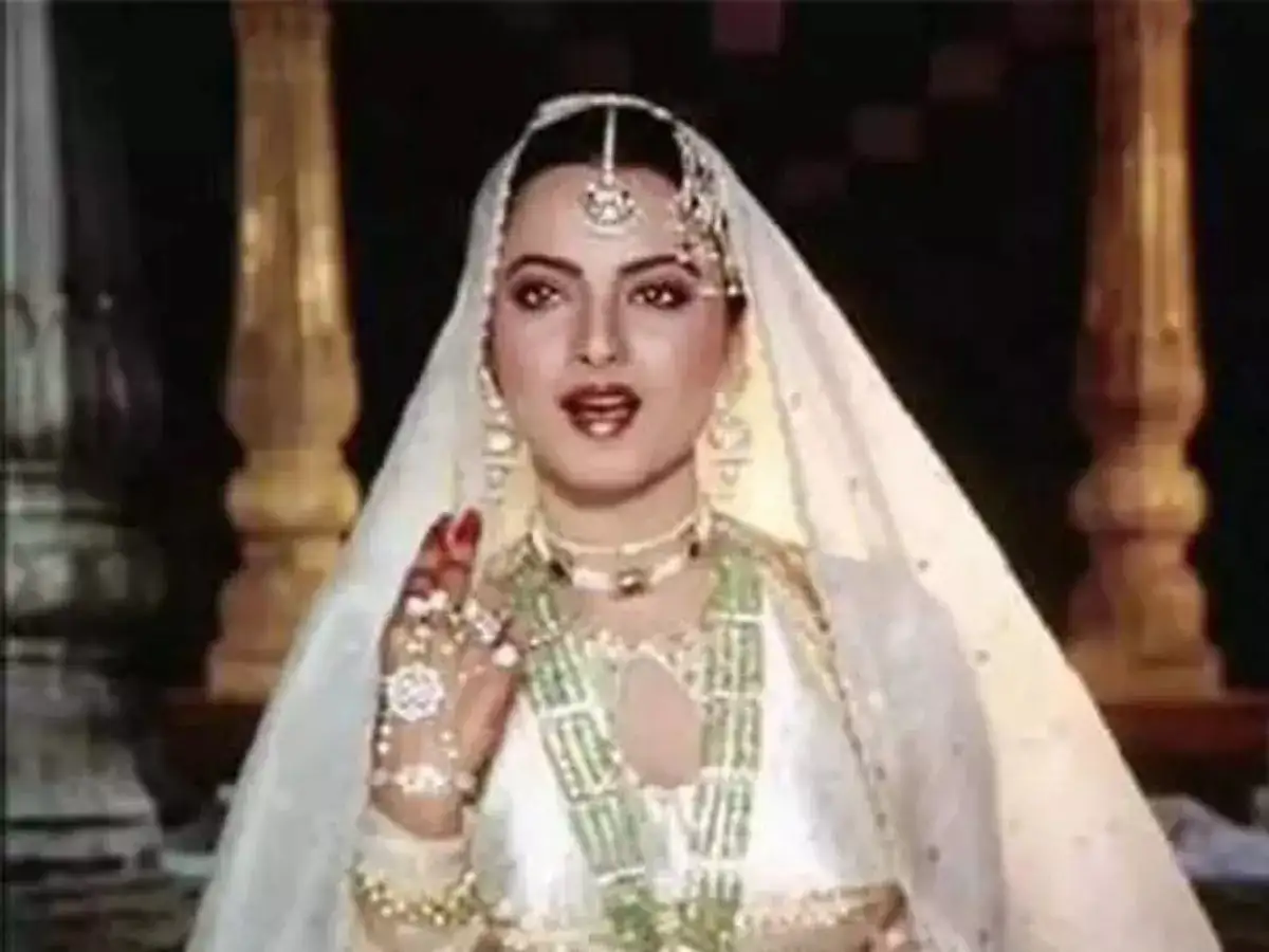 Rekha smiling at a red carpet event, Bollywood diva, love life and lost marriage