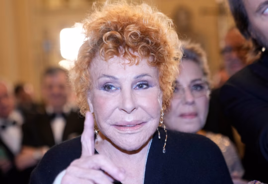 Ornella Vanoni performing on stage shortly before her death at 91