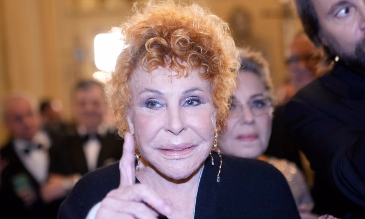 Ornella Vanoni performing on stage shortly before her death at 91