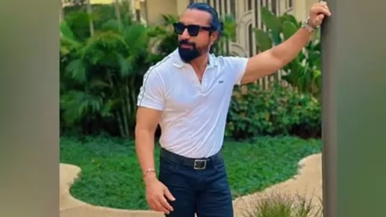 Ajaz Khan issuing apology to police over controversial Salman Lala video