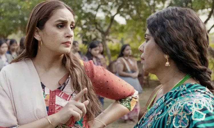 Huma Qureshi and Madhuri Dixit on Dedh Ishqiya set, showing their on-screen chemistry without intimate scenes