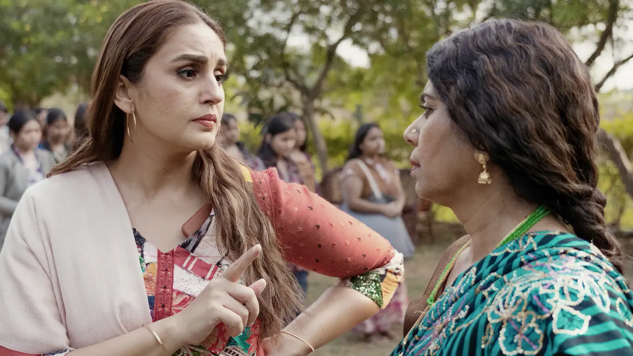 Huma Qureshi and Madhuri Dixit on Dedh Ishqiya set, showing their on-screen chemistry without intimate scenes