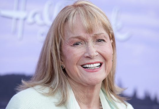 Diane Ladd smiling beside daughter Laura Dern at an awards ceremony