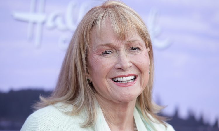 Diane Ladd smiling beside daughter Laura Dern at an awards ceremony
