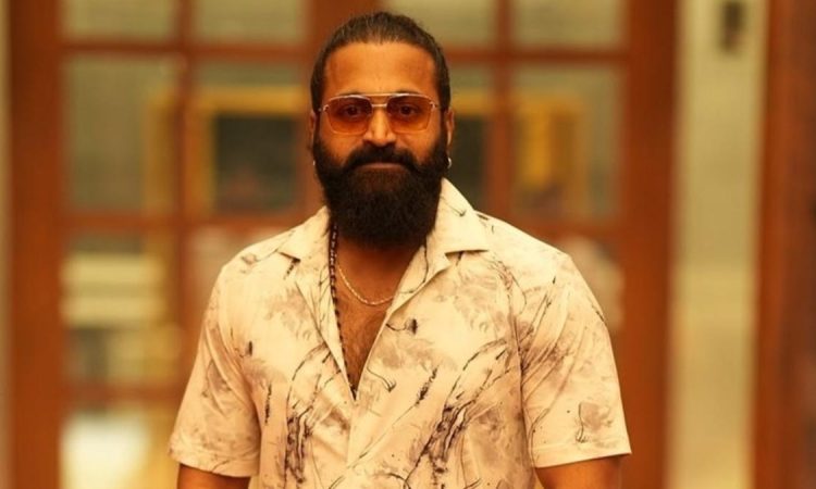 Rishab Shetty receiving Best Director Award at Karnataka State Film Awards for Sarkari Hi. Pra. Shale, Kasaragodu